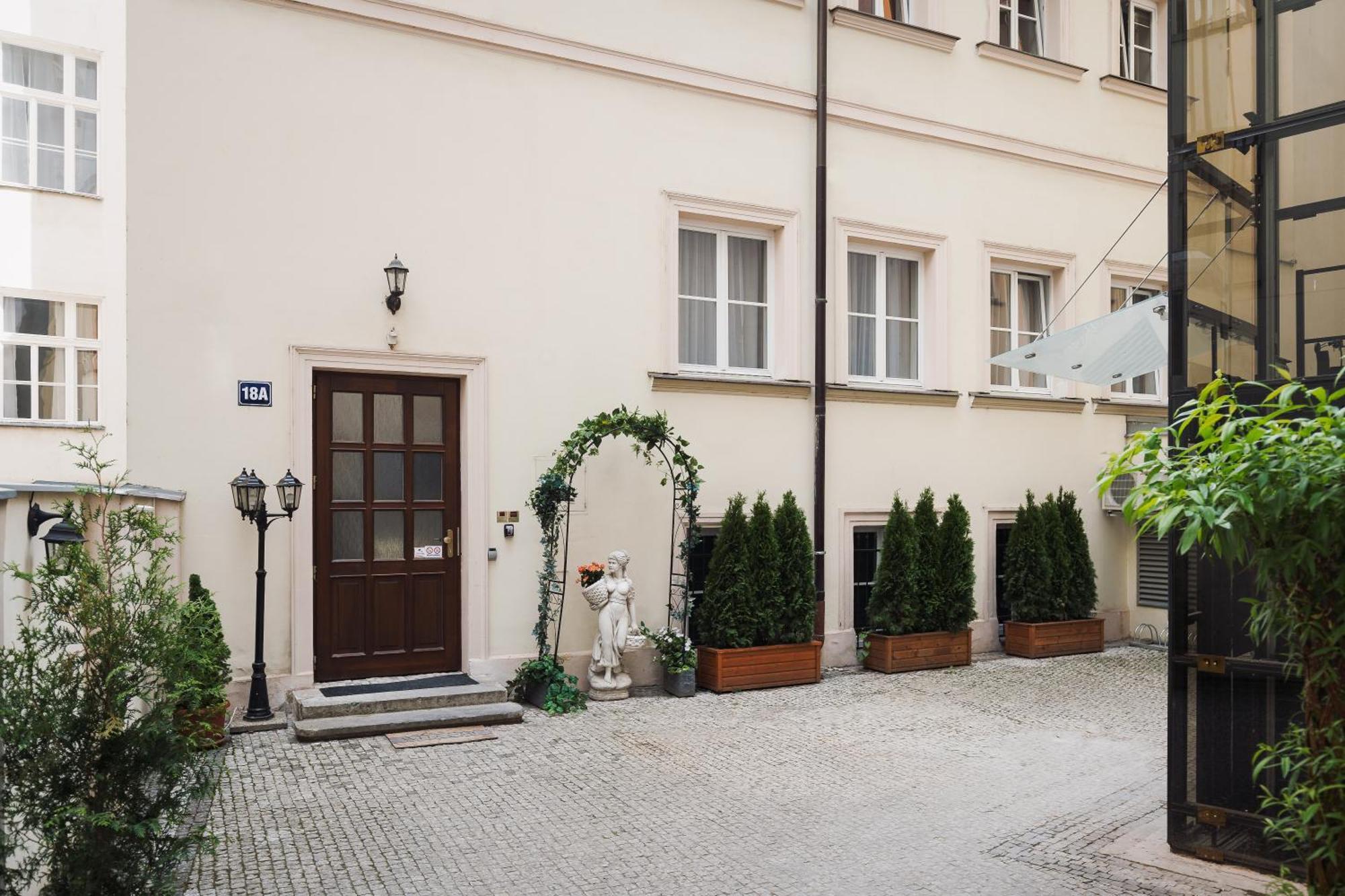 Отель Prague Old Town Liliova Garden Экстерьер фото